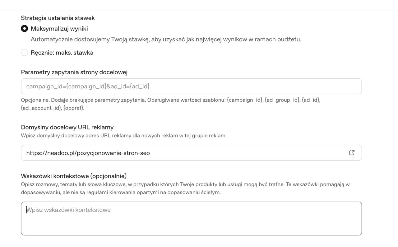Zrzut ekranu z panelu ChatGPT Ads: wybór strategii ustalania stawek między Maksymalizuj wyniki i Ręcznie maks. stawka, pole na parametry zapytania strony docelowej z listą obsługiwanych szablonów oraz puste pole wskazówek kontekstowych